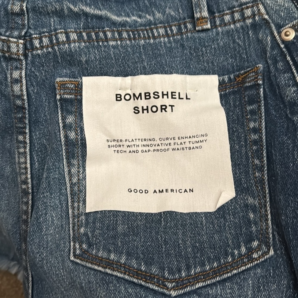 Good American Bombshell Shorts Distressed - Picture 6 of 6
